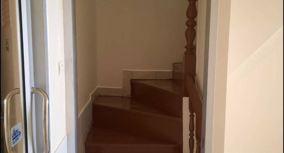 For rent 3 bedrooms townhouse in Bang Na, Bangkok