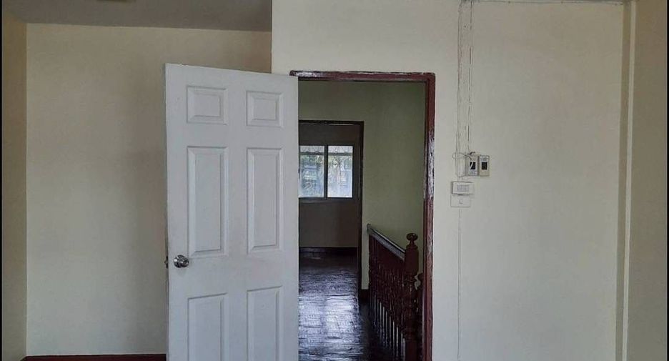 For rent 3 bedrooms townhouse in Bang Na, Bangkok