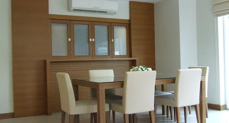 For rent 4 bedrooms house in Watthana, Bangkok