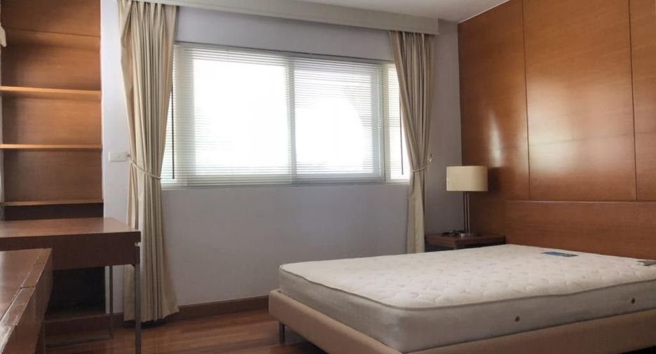 For rent 4 bedrooms house in Watthana, Bangkok