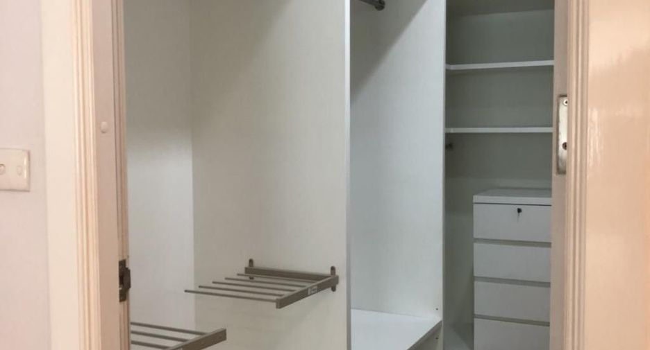 For rent 4 bedrooms house in Watthana, Bangkok