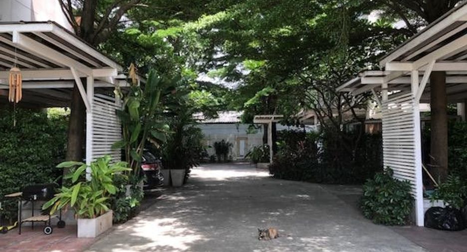 For rent 4 bedrooms house in Watthana, Bangkok