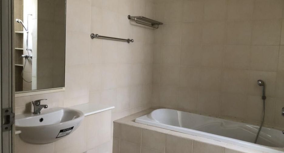 For rent 4 bedrooms house in Watthana, Bangkok