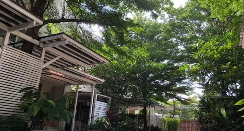 For rent 4 bedrooms house in Watthana, Bangkok