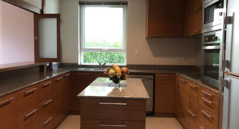 For rent 4 bedrooms house in Watthana, Bangkok