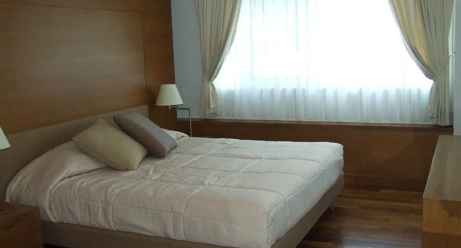 For rent 4 bedrooms house in Watthana, Bangkok