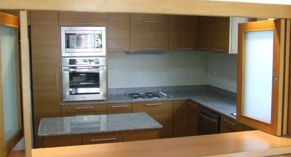 For rent 4 bedrooms house in Watthana, Bangkok