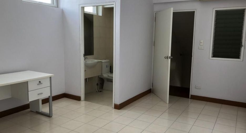 For rent 4 bedrooms house in Watthana, Bangkok