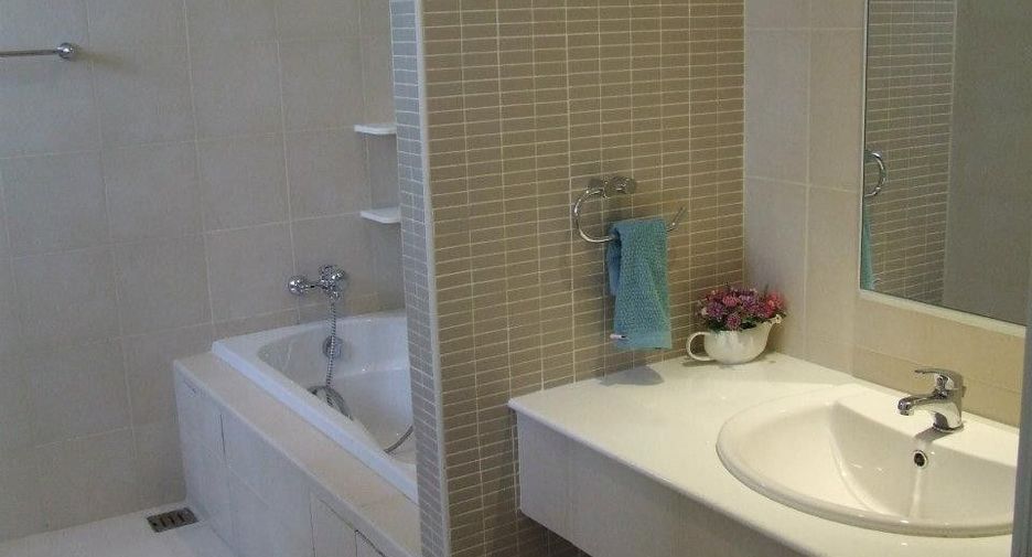 For rent 4 bedrooms house in Watthana, Bangkok