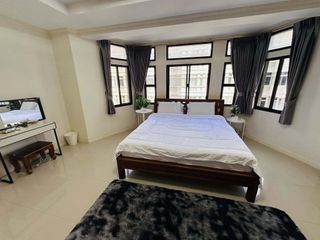 Haus zur Miete mit 4 Zimmer in Watthana, Bangkok