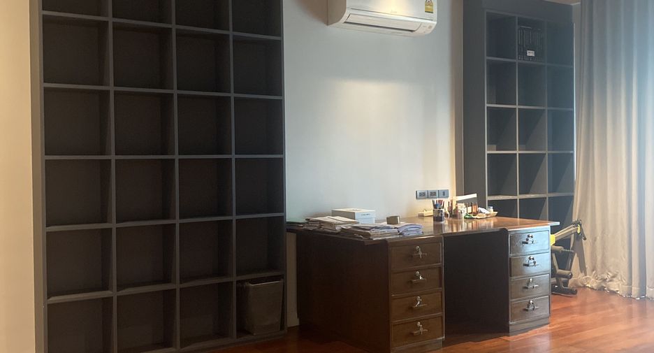 For rent 4 bedrooms townhouse in Watthana, Bangkok