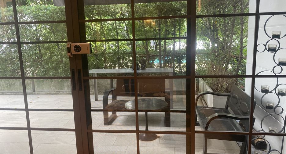 For rent 4 bedrooms townhouse in Watthana, Bangkok