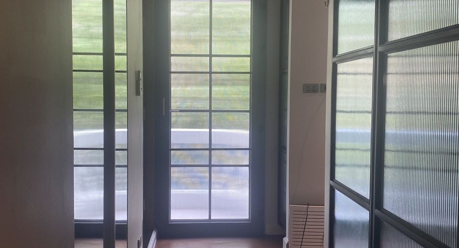 For rent 4 bedrooms townhouse in Watthana, Bangkok
