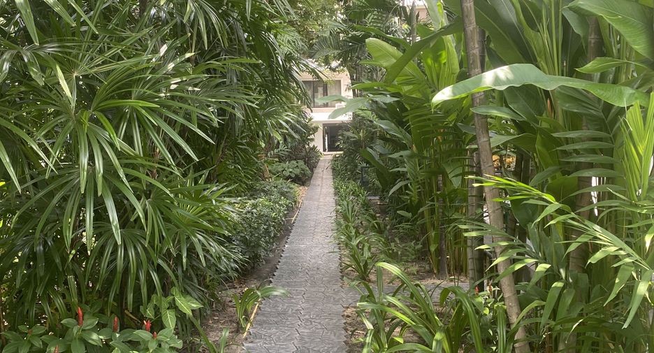 For rent 4 bedrooms townhouse in Watthana, Bangkok