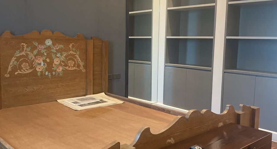 For rent 4 bedrooms townhouse in Watthana, Bangkok