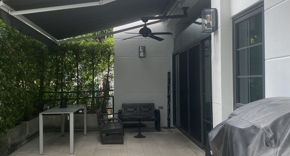 For rent 4 bedrooms townhouse in Watthana, Bangkok