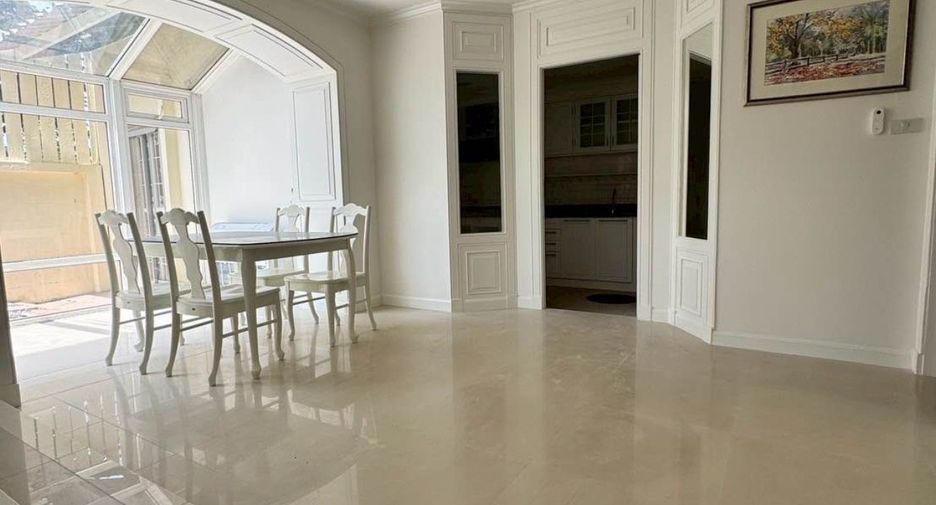 For rent 4 bedrooms townhouse in Phra Khanong, Bangkok