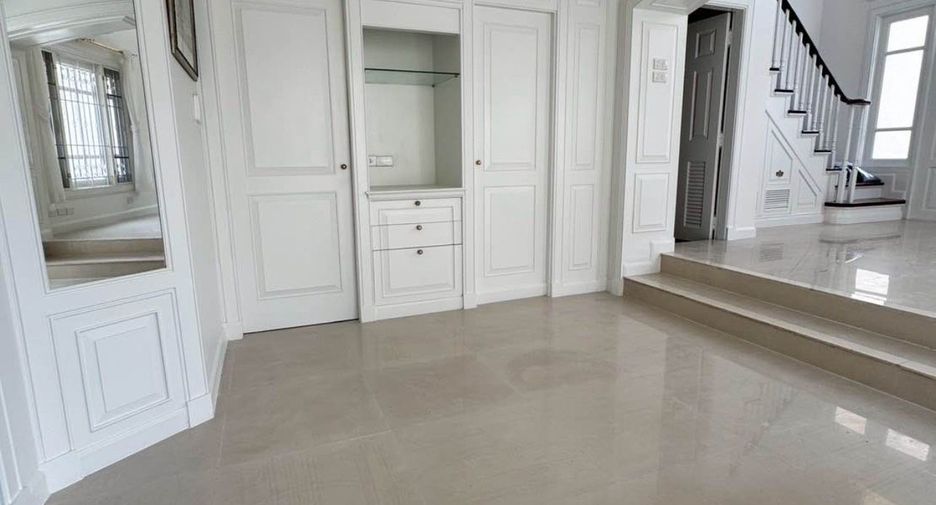 For rent 4 bedrooms townhouse in Phra Khanong, Bangkok
