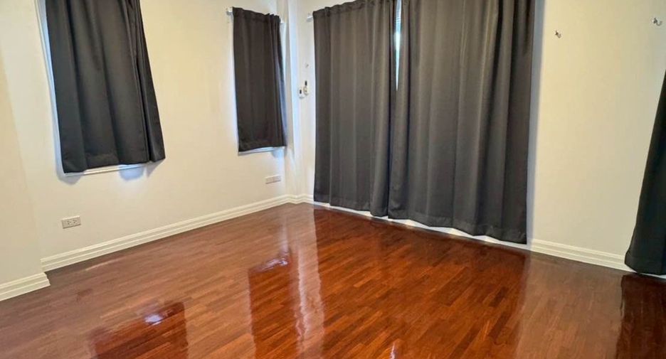 For rent 4 bedrooms townhouse in Phra Khanong, Bangkok