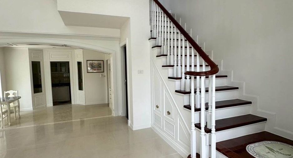 For rent 4 bedrooms townhouse in Phra Khanong, Bangkok