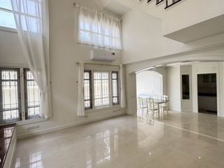 出租 4 卧室 联排别墅 在 Phra Khanong, 曼谷