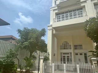 出租 4 卧室 联排别墅 在 Phra Khanong, 曼谷