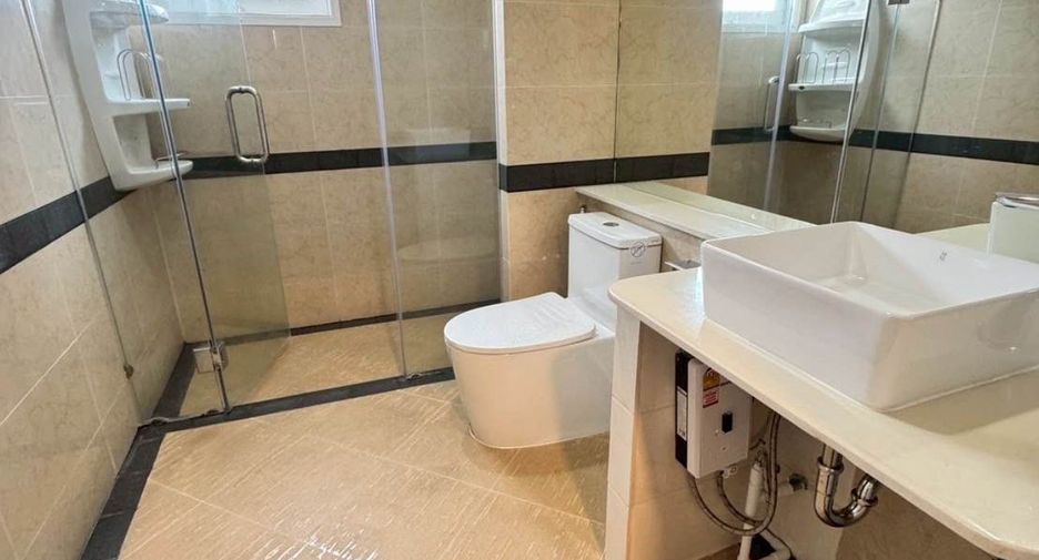 For rent 4 bedrooms townhouse in Phra Khanong, Bangkok