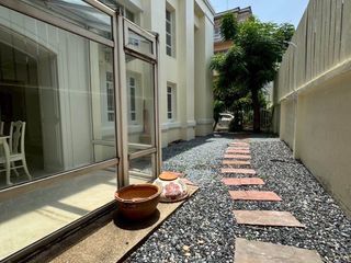 出租 4 卧室 联排别墅 在 Phra Khanong, 曼谷