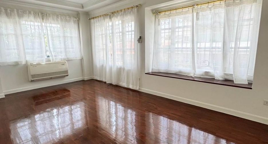 For rent 4 bedrooms townhouse in Phra Khanong, Bangkok