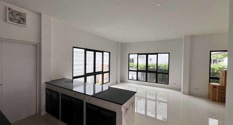 For rent 4 bedrooms house in Wang Thonglang, Bangkok