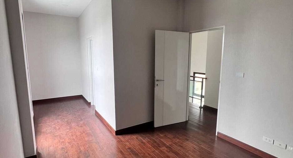 For rent 4 bedrooms house in Wang Thonglang, Bangkok