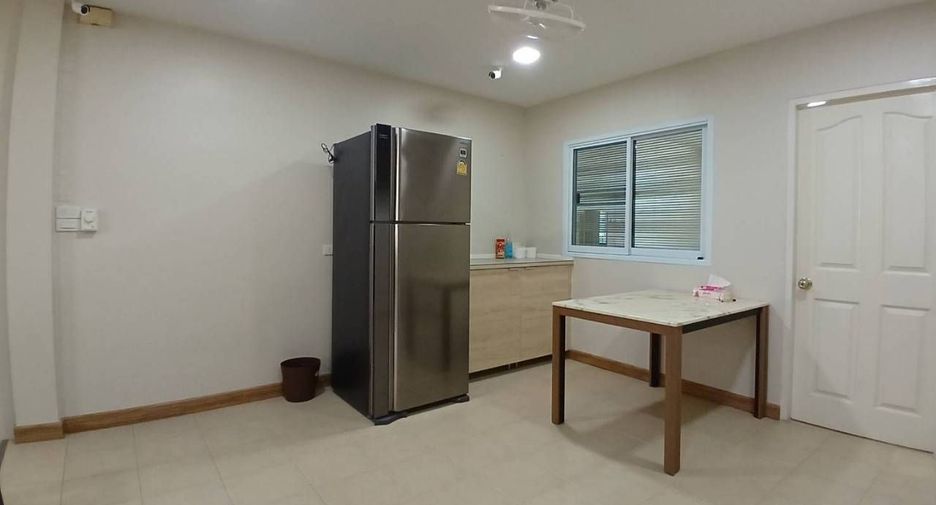 Reihenhaus zur Miete mit 2 Zimmer in Phra Khanong, Bangkok