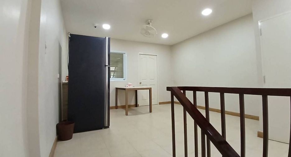 Reihenhaus zur Miete mit 2 Zimmer in Phra Khanong, Bangkok