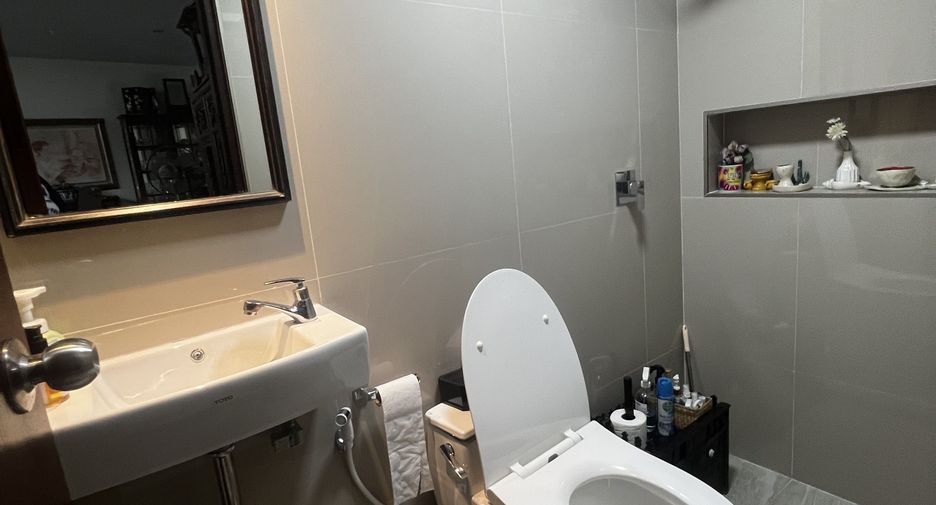 For sale and for rent 4 bedrooms house in Watthana, Bangkok