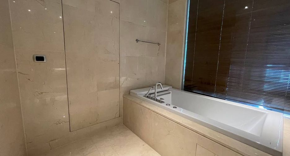 Condo en venta y en alquiler de 3 habitaciones en Khlong Toei, Bangkok
