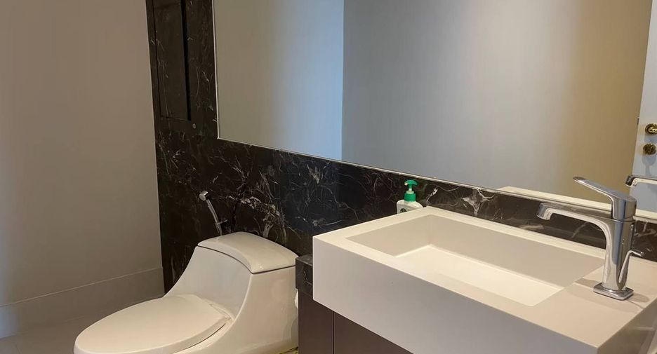 Condo en venta y en alquiler de 3 habitaciones en Khlong Toei, Bangkok