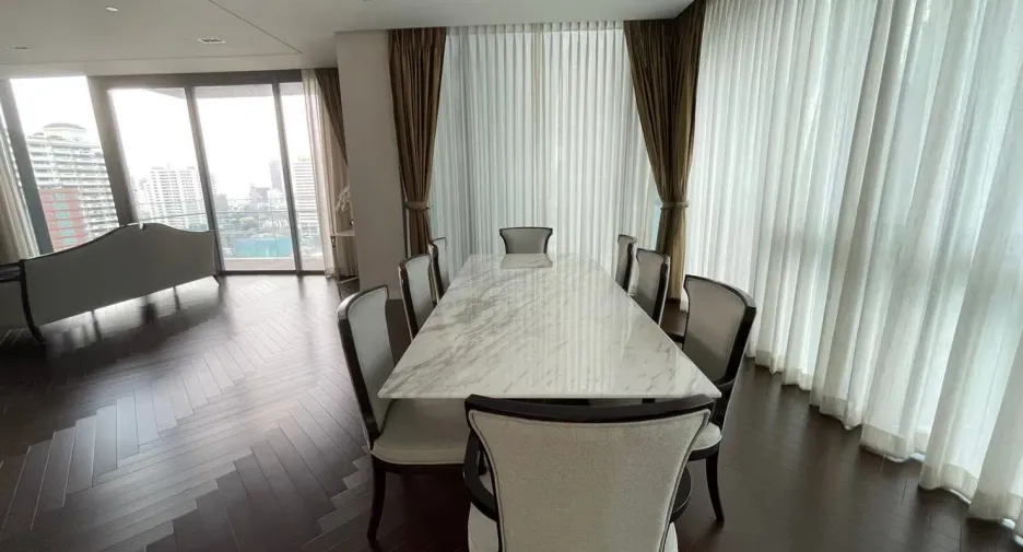 Condo en venta y en alquiler de 3 habitaciones en Khlong Toei, Bangkok