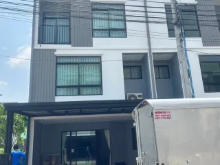 Casa adosada en alquiler de 3 habitaciones en Suan Luang, Bangkok