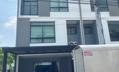 出租 3 卧室 联排别墅 在 Suan Luang, 曼谷