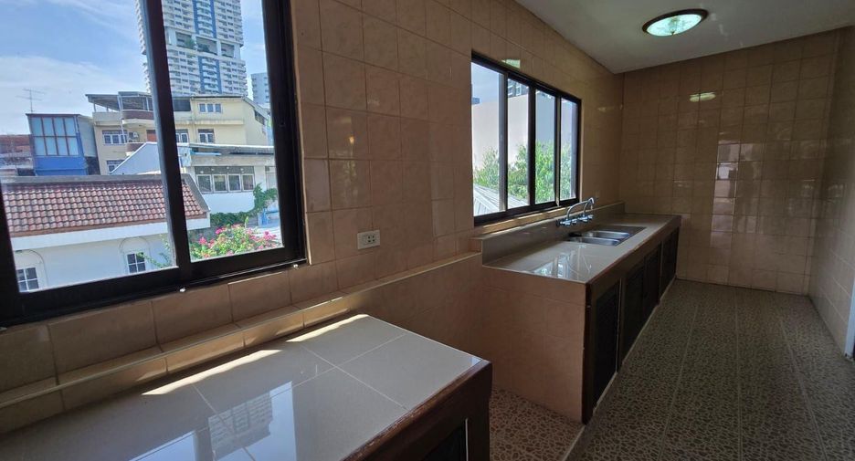 For rent 6 bedrooms house in Khlong Toei, Bangkok