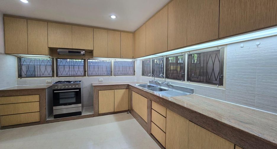 For rent 6 bedrooms house in Khlong Toei, Bangkok