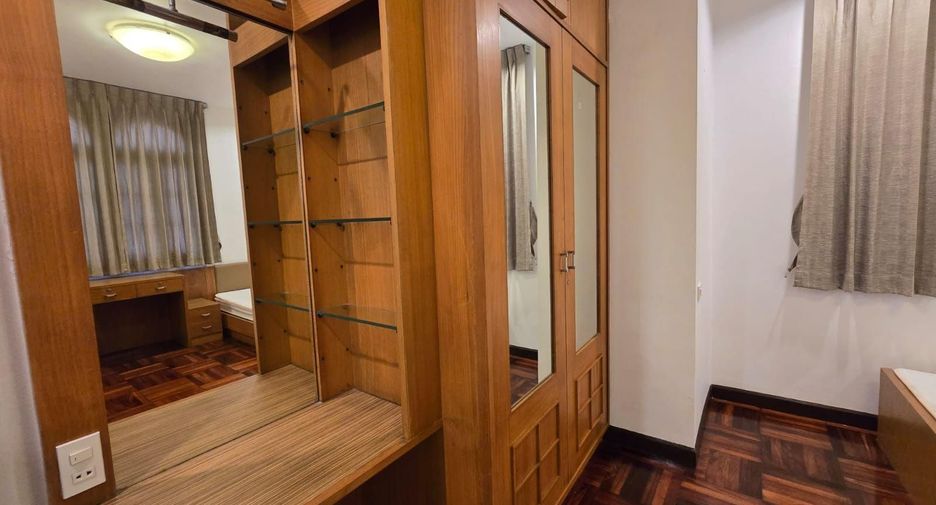 For rent 6 bedrooms house in Khlong Toei, Bangkok