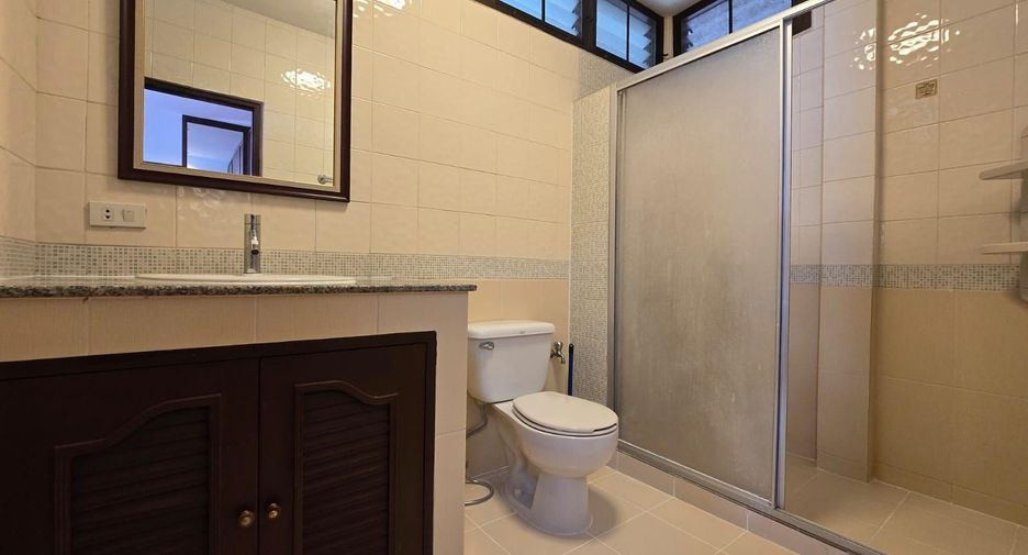 For rent 6 bedrooms house in Khlong Toei, Bangkok