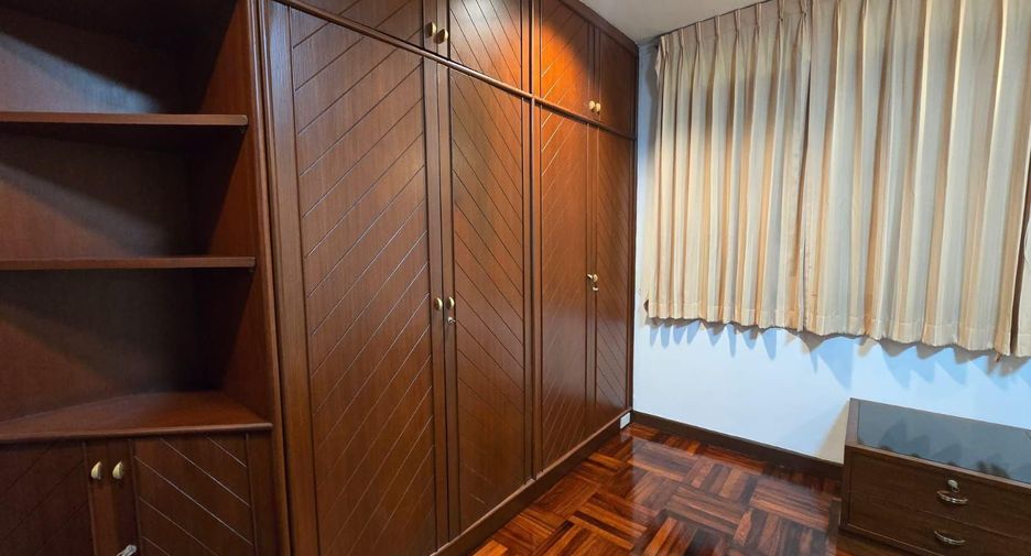 For rent 6 bedrooms house in Khlong Toei, Bangkok