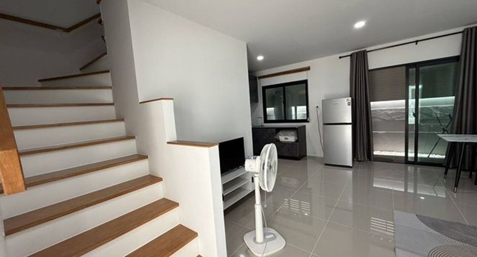 Casa adosada en alquiler de 3 habitaciones en Lat Krabang, Bangkok