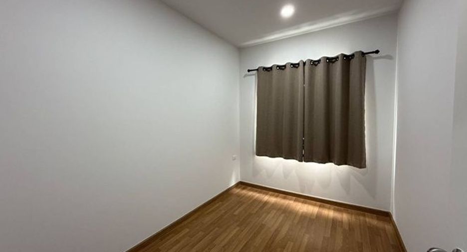 Casa adosada en alquiler de 3 habitaciones en Lat Krabang, Bangkok