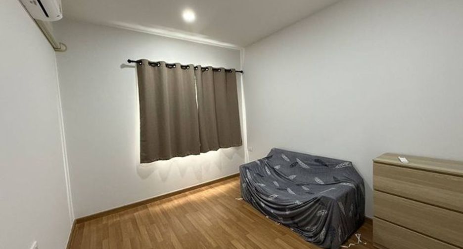 Casa adosada en alquiler de 3 habitaciones en Lat Krabang, Bangkok