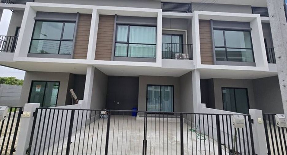 Casa adosada en alquiler de 3 habitaciones en Lat Krabang, Bangkok