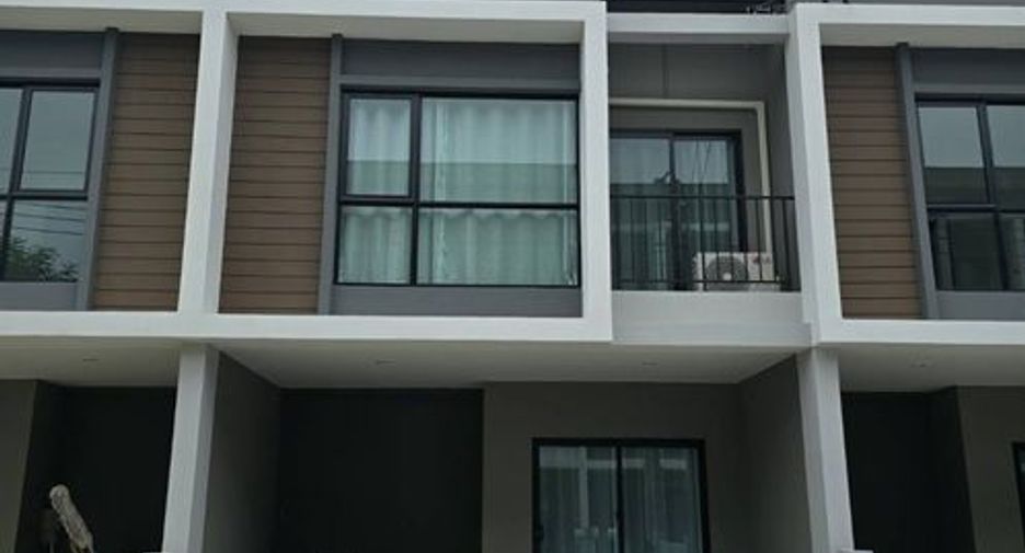 Casa adosada en alquiler de 3 habitaciones en Lat Krabang, Bangkok