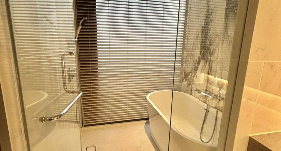 For rent 3 bedrooms condo in Pathum Wan, Bangkok
